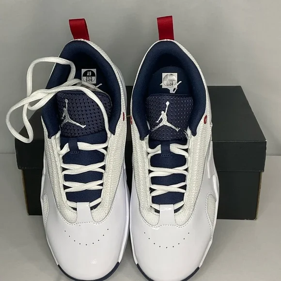 Jordan Max Aura 2 White and Navy Sneakers - size 6y - Picture 3 of 8